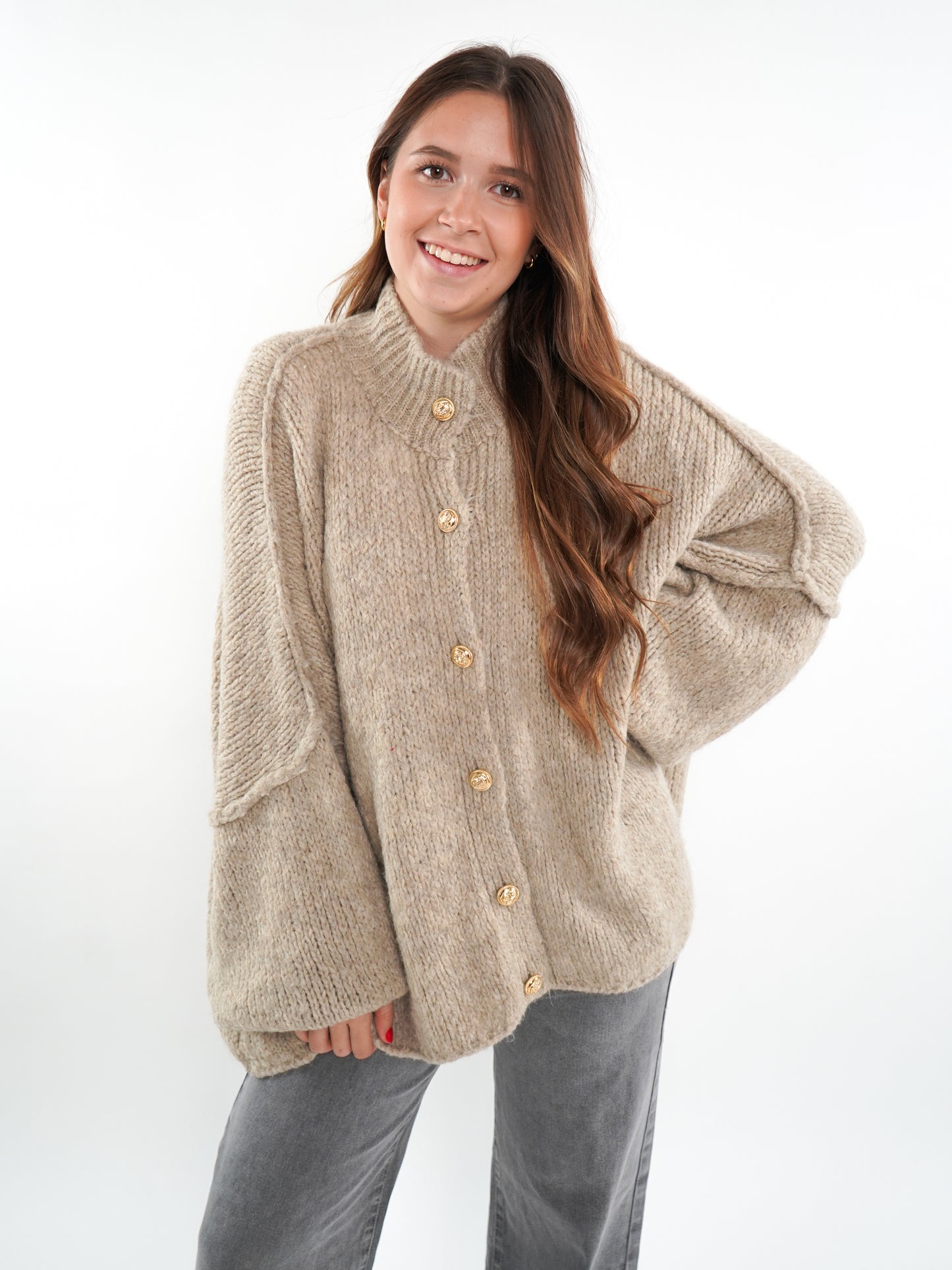 Strickjacke mit goldenen Knöpfen Ella - Braunbeige