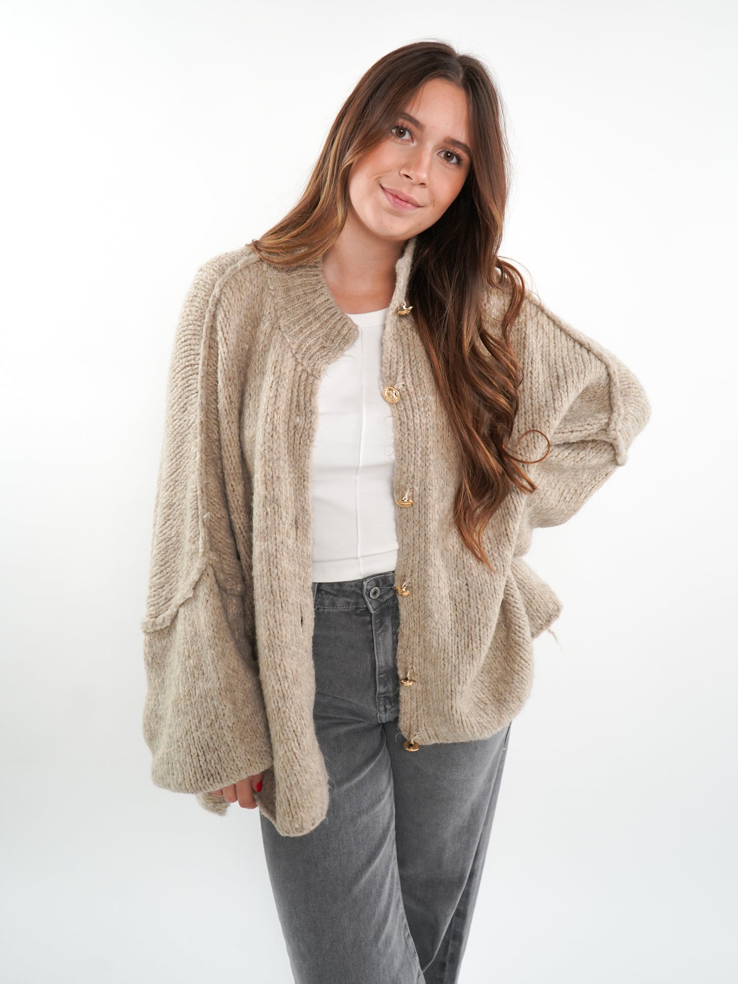 Strickjacke mit goldenen Knöpfen Ella - Braunbeige