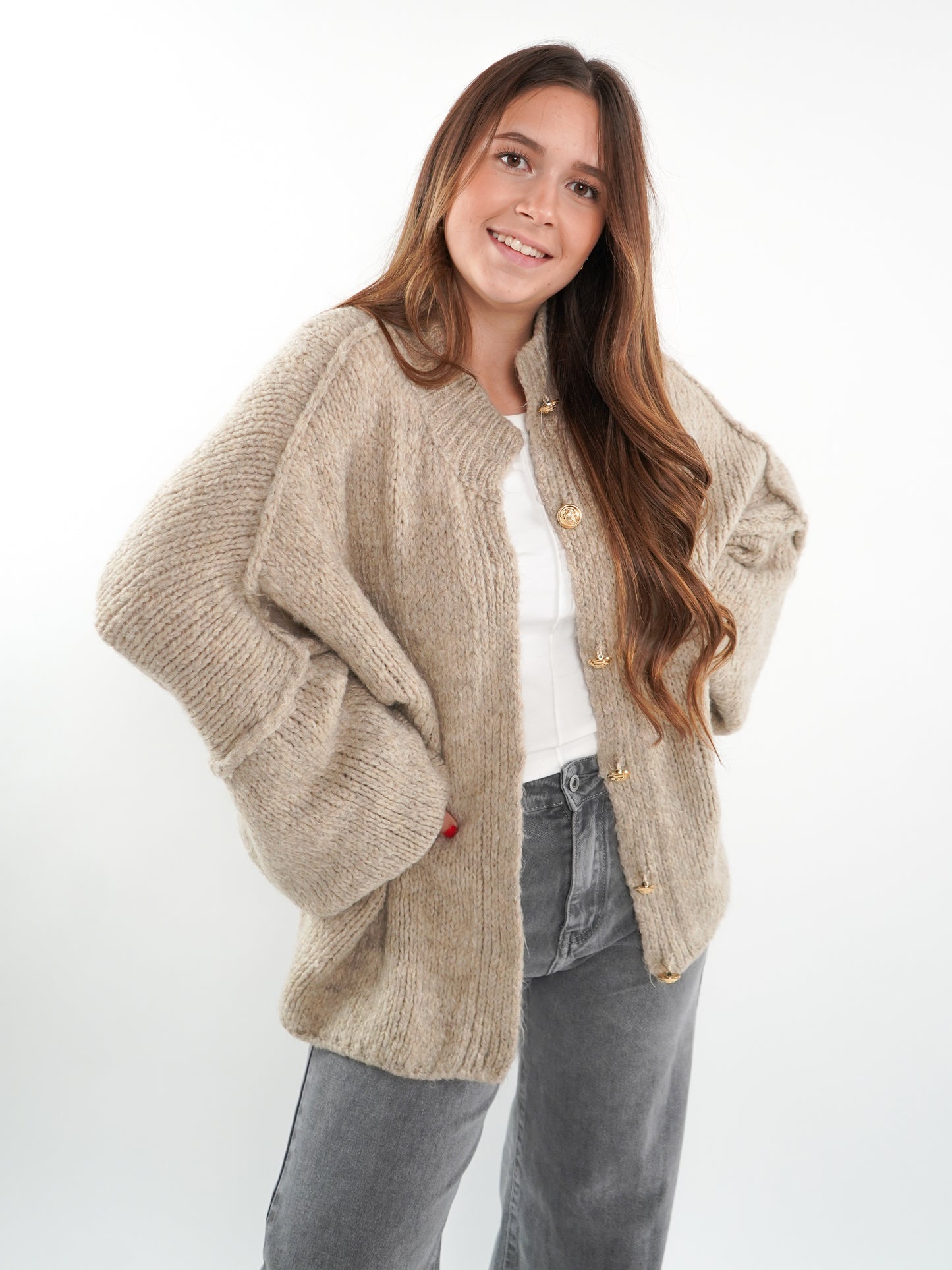 Strickjacke mit goldenen Knöpfen Ella - Braunbeige