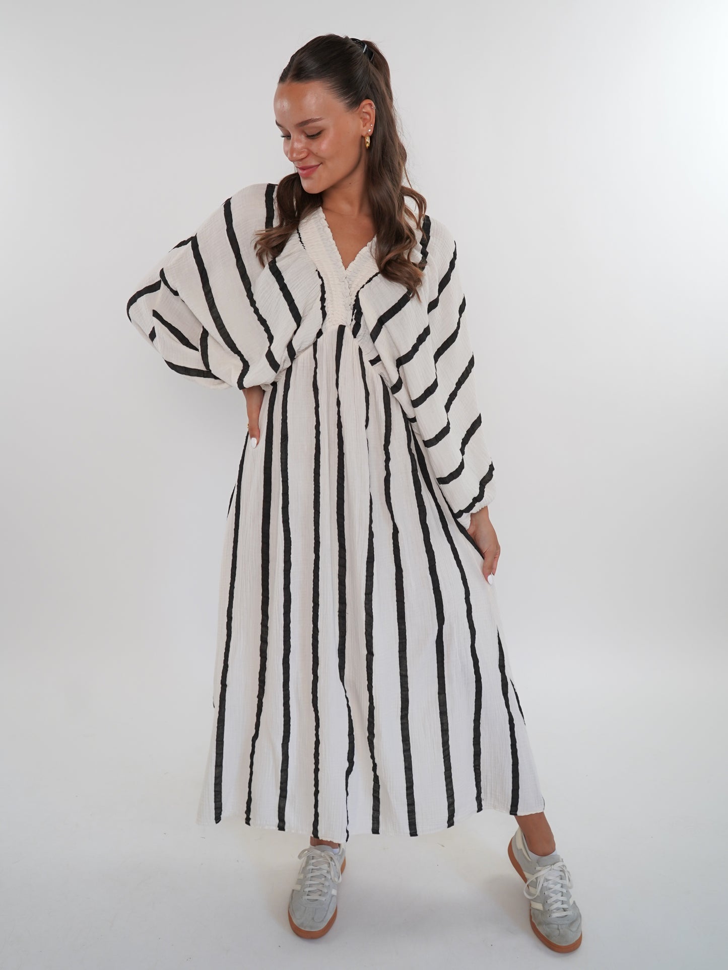 Best Moment Musselin Maxikleid Wide Stripes - Creme/Schwarz