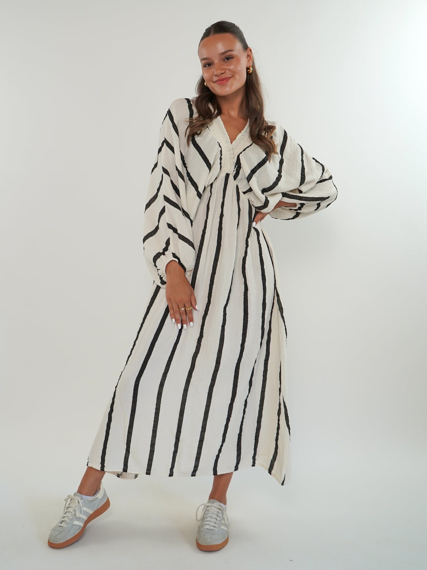 Best Moment Musselin Maxikleid Wide Stripes - Creme/Schwarz