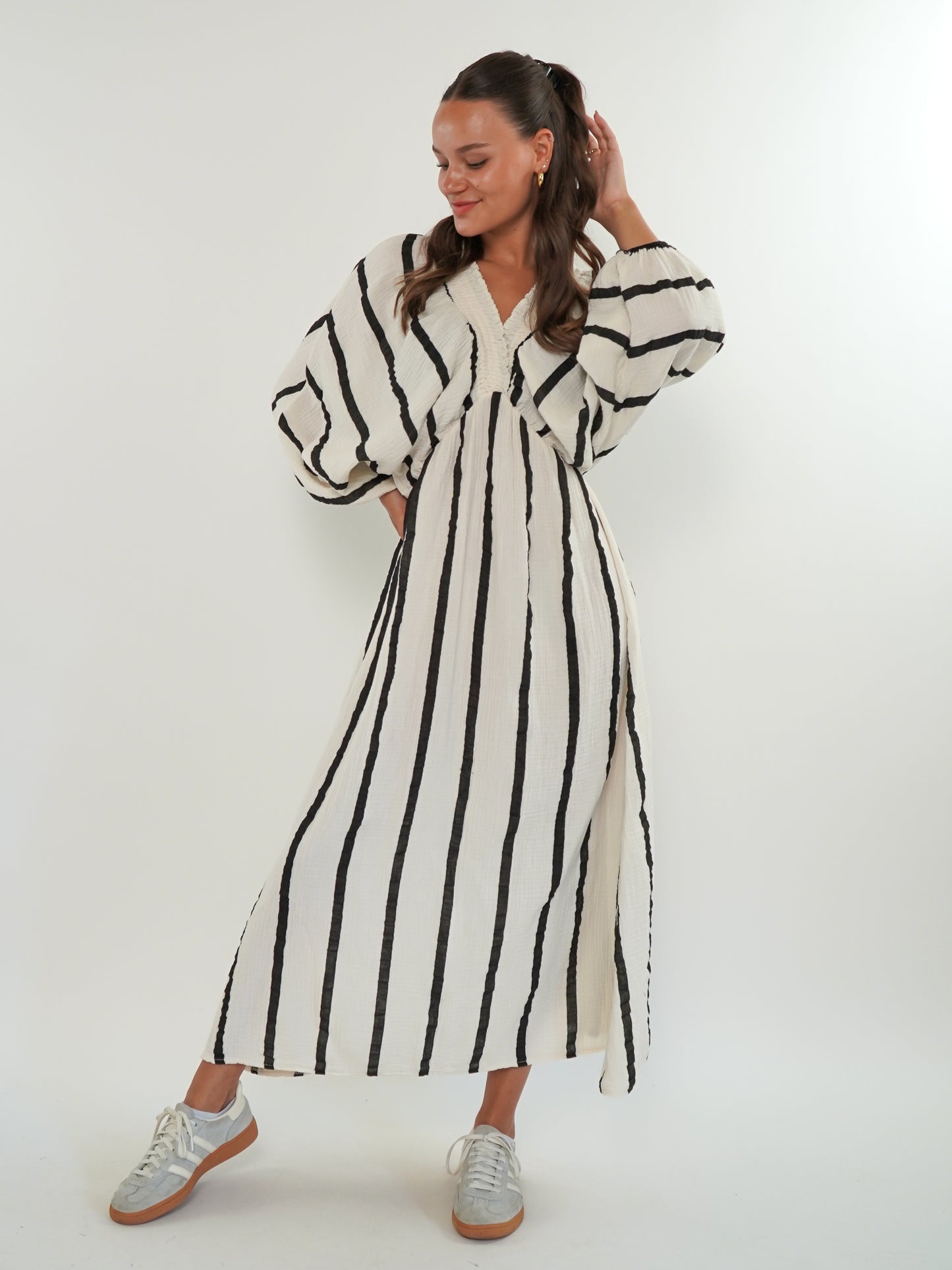 Best Moment Musselin Maxikleid Wide Stripes - Creme/Schwarz