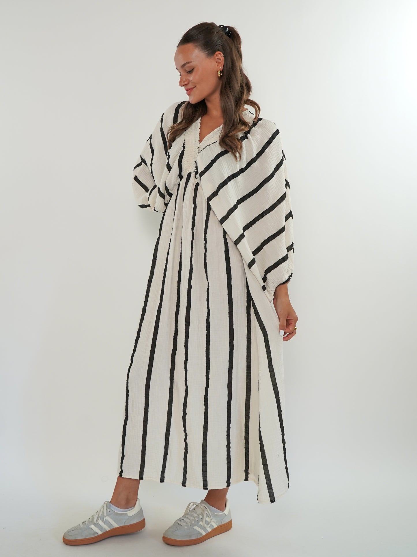 Best Moment Musselin Maxikleid Wide Stripes - Creme/Schwarz