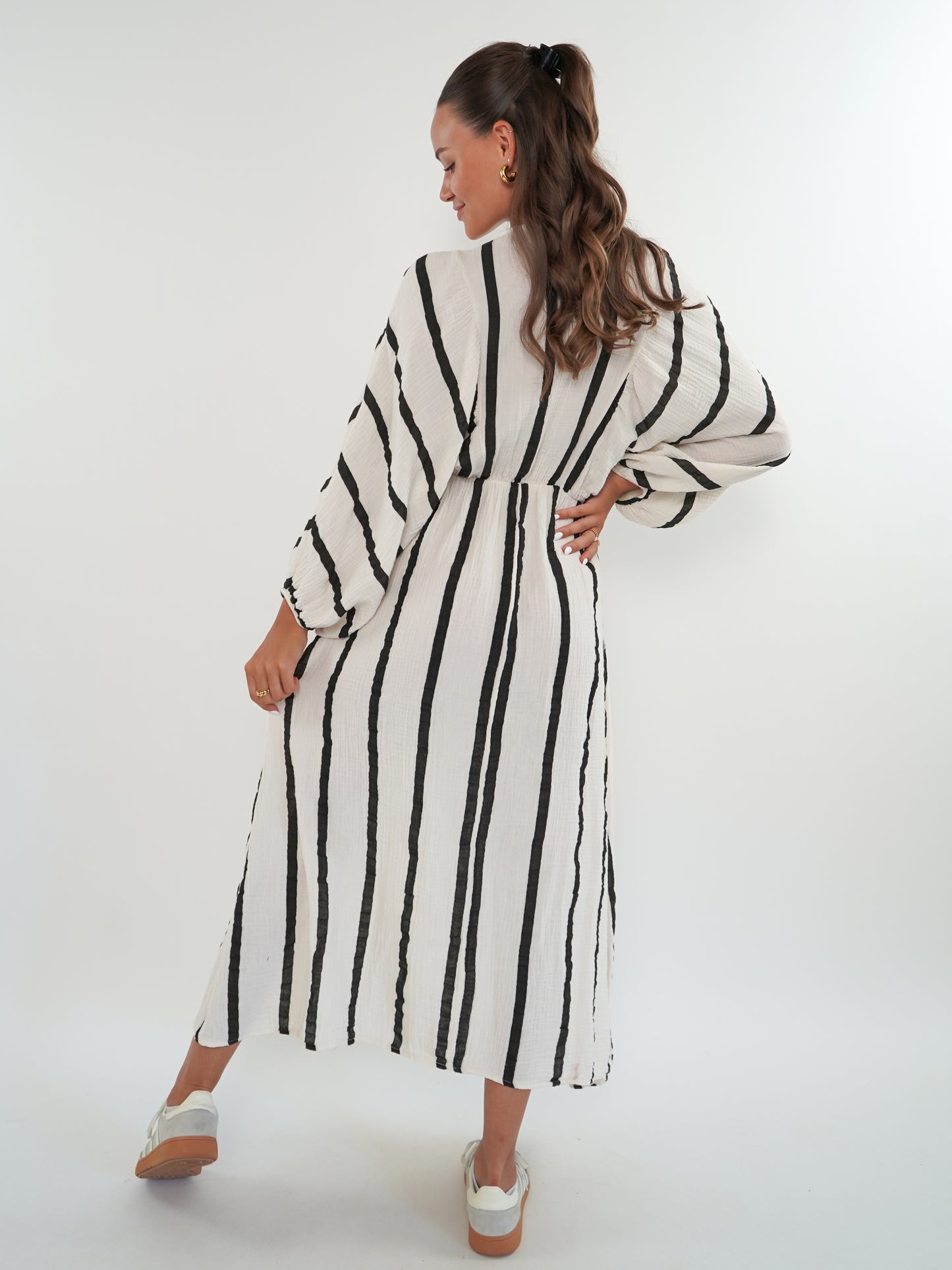 Best Moment Musselin Maxikleid Wide Stripes - Creme/Schwarz