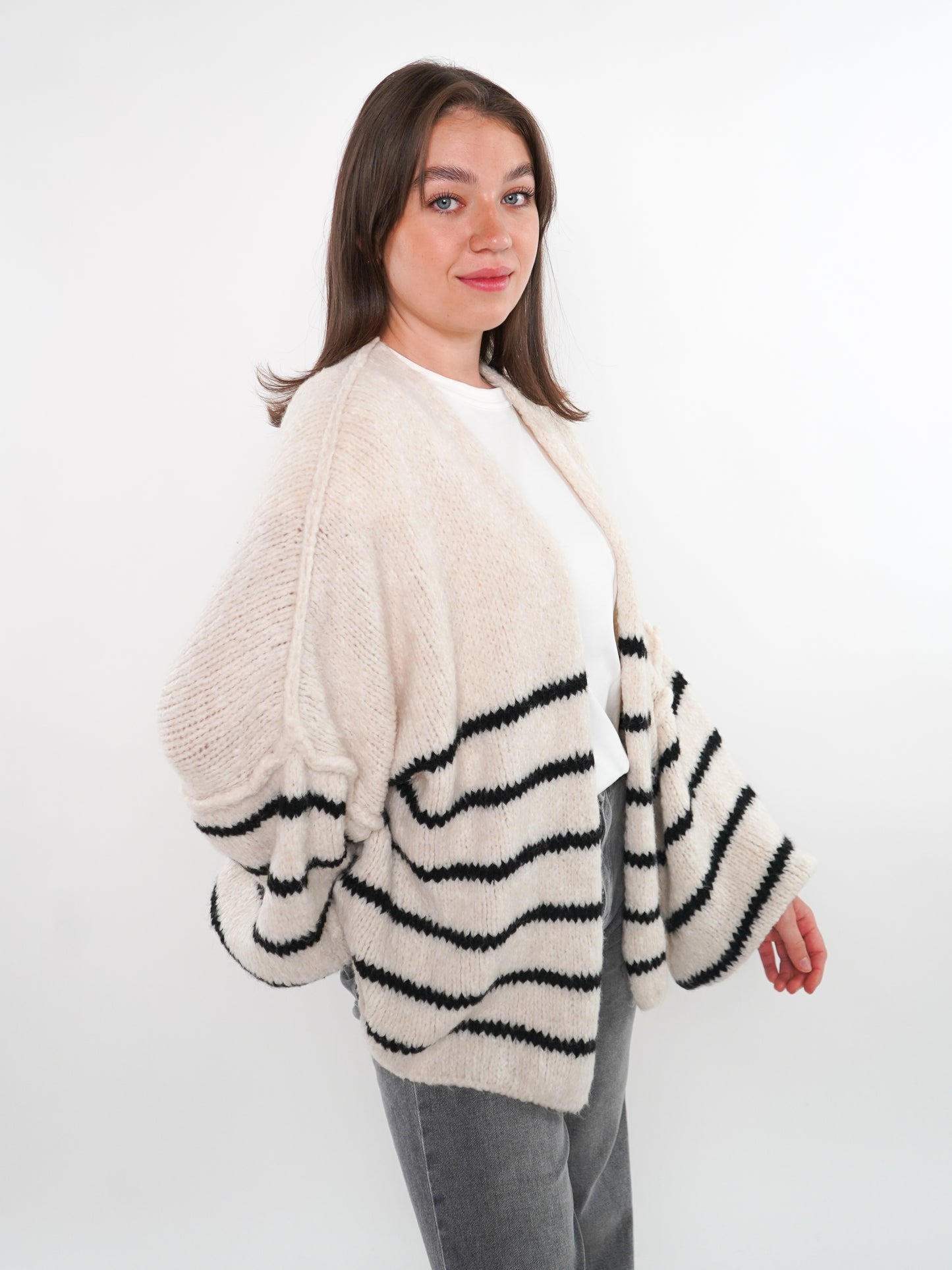 Cozy Strickjacke Felina Stripes - Weiß mit Schwarz