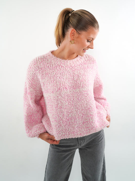 Good Feels Bouclé Strickpullover - Rosa mit Weiß