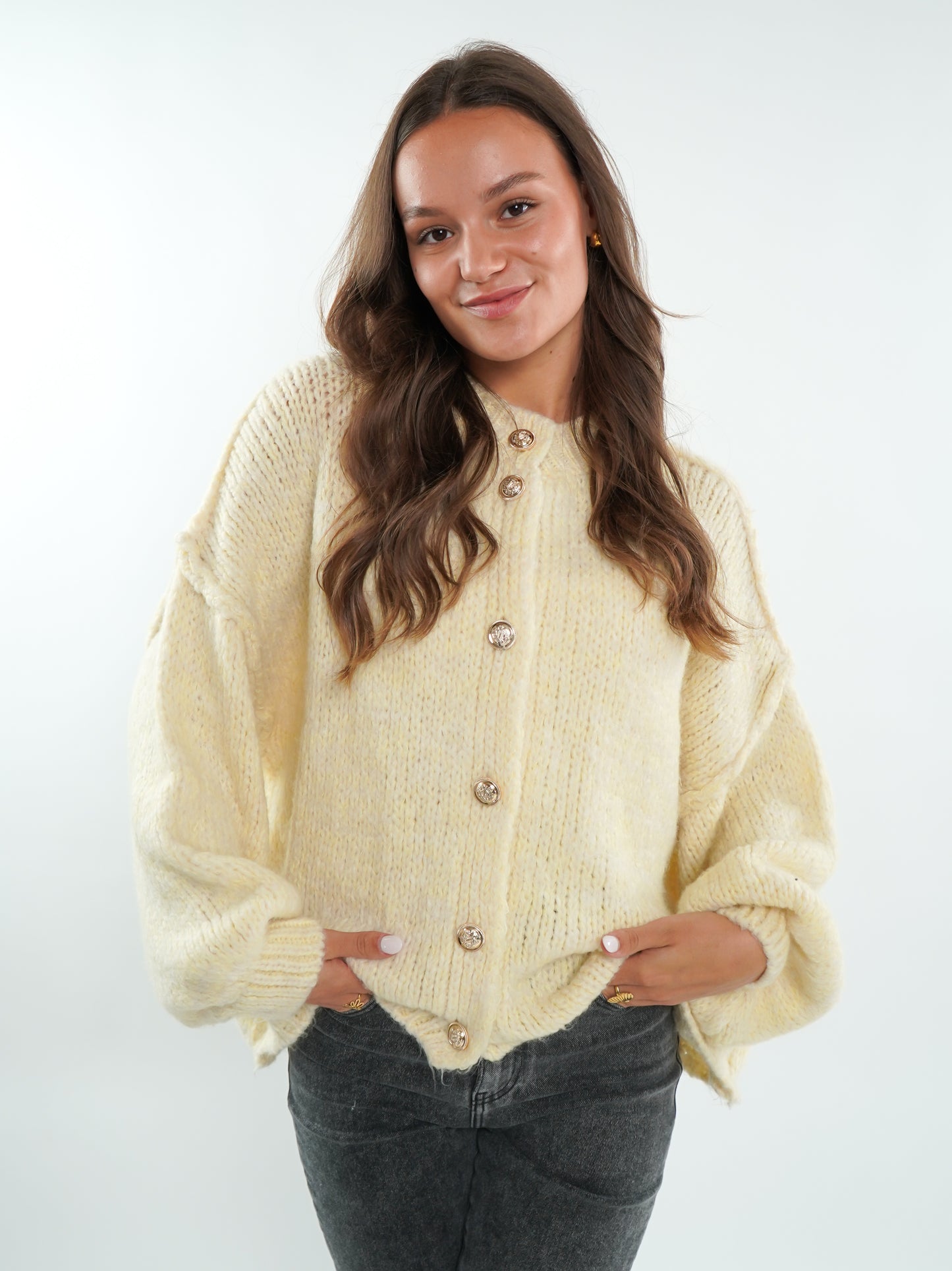 Strickjacke mit goldenen Knöpfen kurz Ella - mélange gelb