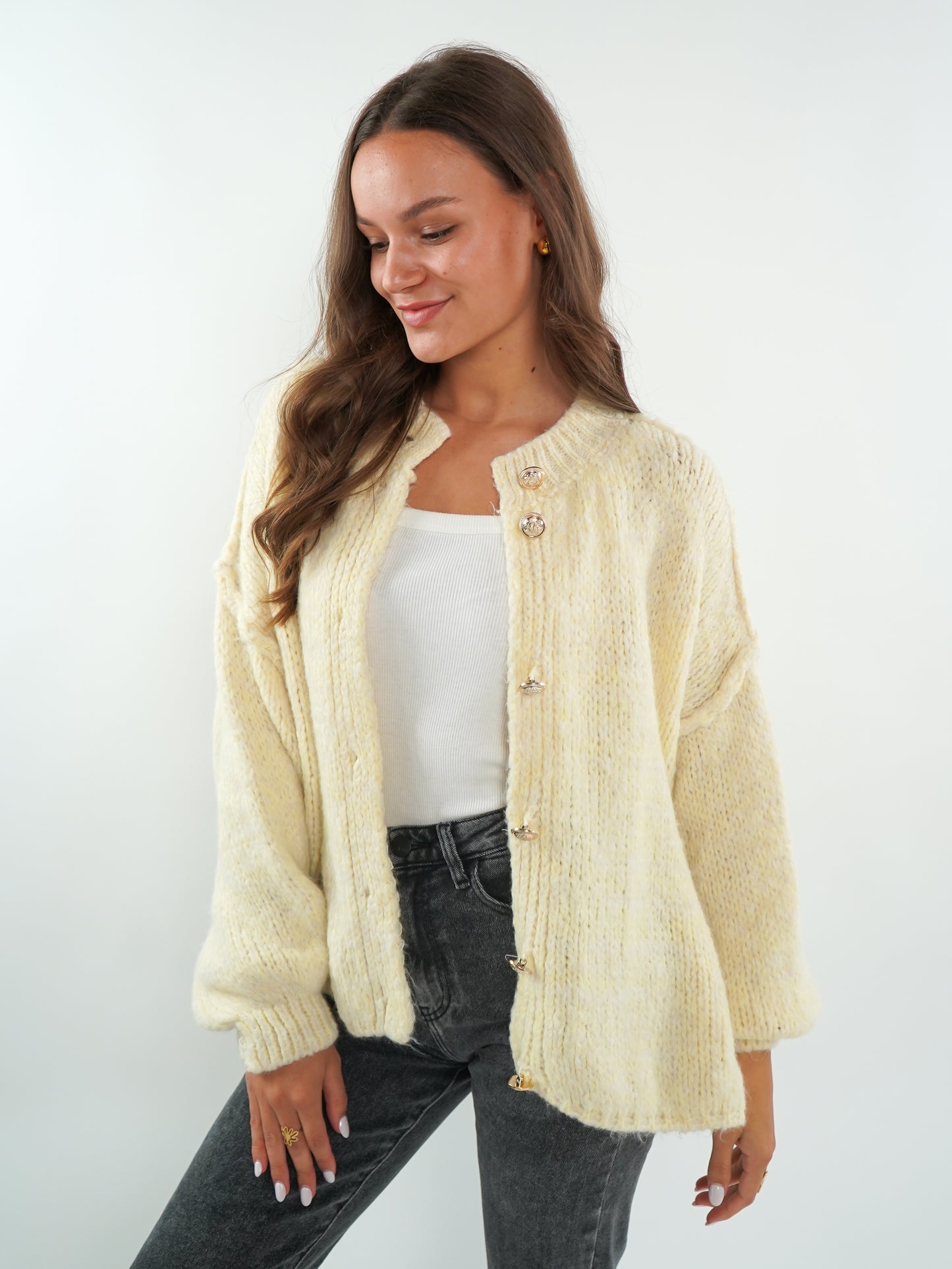 Strickjacke mit goldenen Knöpfen kurz Ella - mélange gelb