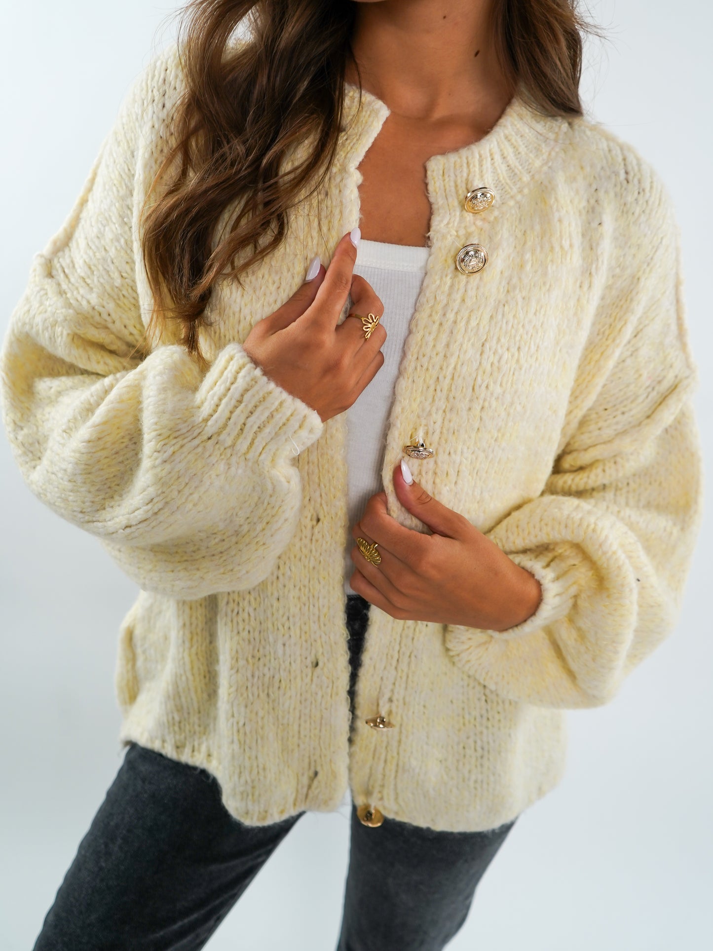 Strickjacke mit goldenen Knöpfen kurz Ella - mélange gelb